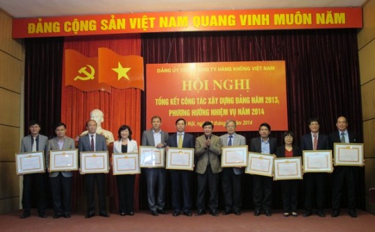 Tặng Bằng khen của Đảng ủy Khối doanh nghiệp Trung ương cho các đảng viên đủ tư cách hoàn thành xuất sắc nhiệm vụ