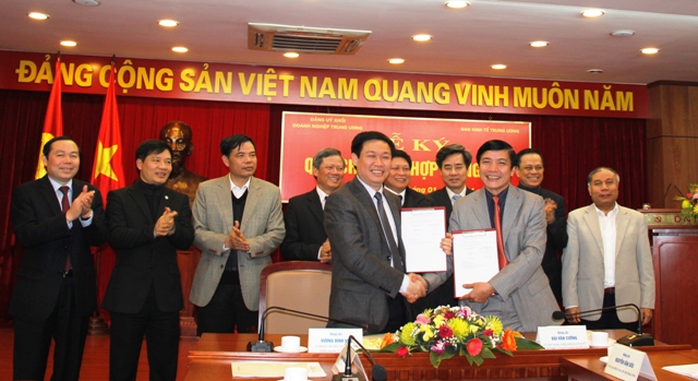 Đồng chí Vương Đình Huệ, Ủy viên Trung ương Đảng, Trưởng Ban Kinh tế Trung ương và đồng chí Bùi Văn Cường, Ủy viên dự khuyết Trung ương Đảng, Bí thư Đảng ủy Khối Doanh nghiệp Trung ương ký Quy chế phối hợp.