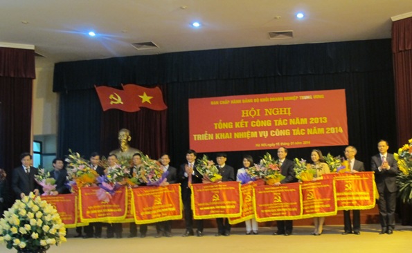 Thường trực Đảng ủy Khối DNTW trao Cờ thi đua cho 12 đơn vị