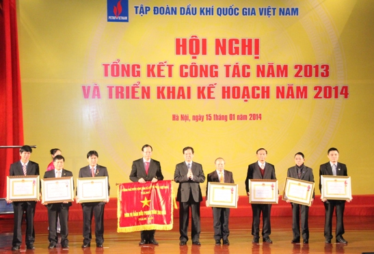 Thủ tướng Nguyễn Tấn Dũng trao các danh hiệu Huân chương Độc lập, Anh hùng Lao động, cờ thi đua của Chính phủ cho các tập thể và cá nhân