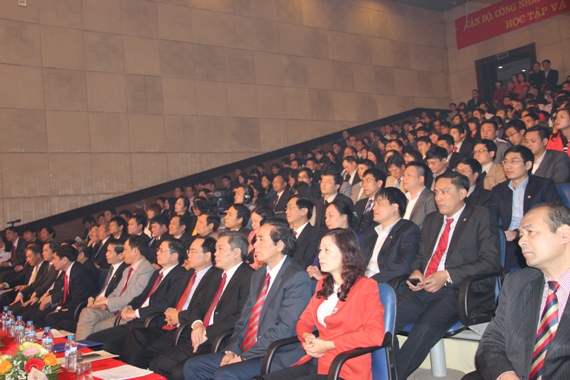 Các đại biểu tham dự buổi giao lưu Dấu son 2013 tại trường quay Đài truyền hình VTC 