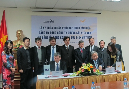 Ông Đỗ Ngọc Bình, Chủ tịch Hội đồng thành viên, Bí thư Đảng ủy VIETNAM Post và ông Trần Ngọc Thành, Chủ tịch Hội đồng thành viên, Bí thư Đảng ủy VNR thay mặt hai Tổng công ty trực tiếp ký kết