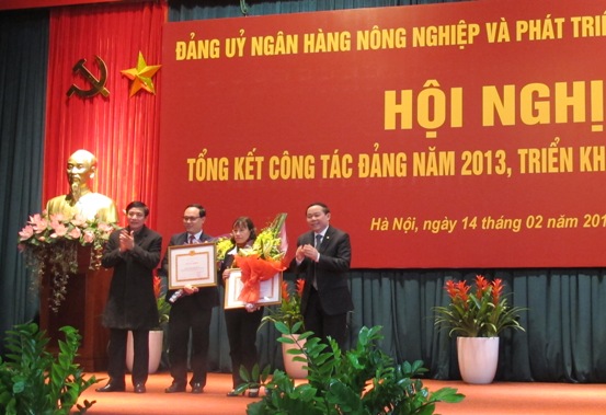 Tặng Bằng khen của Đảng ủy Khối doanh nghiệp Trung ương cho 2 tổ chức cơ sở đảng đạt tiêu chuẩn “Trong sạch, vững mạnh” tiêu biểu 5 năm liền