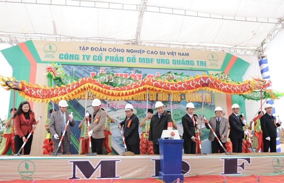 Đồng chí Nguyễn Xuân Phúc - Ủy viên Bộ chính trị, Phó Thủ tướng Chính phủ cùng đại diện lãnh đạo các Bộ, ngành Trung ương, địa phương ấn nút khởi công xây dựng