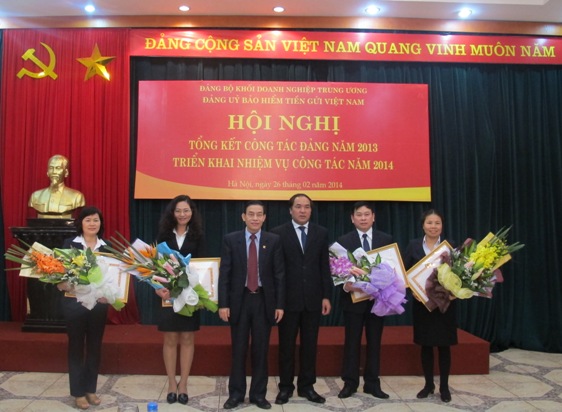 Trao Bằng khen của Đảng ủy Khối DNTW cho các đảng viên