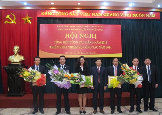 Trao Giấy khen của Đảng ủy BHTGVN cho các tổ chức cơ sở Đảng