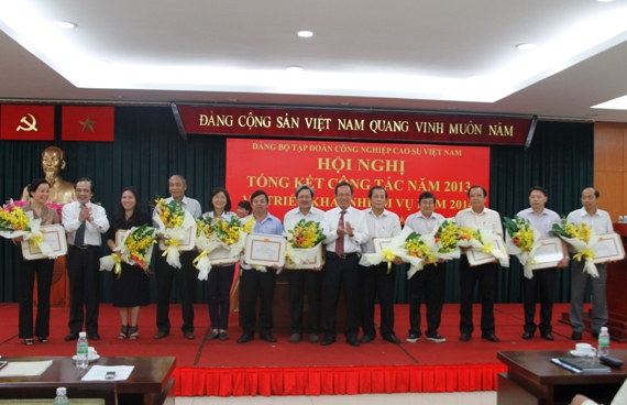 Trao tặng các danh hiệu cao quý