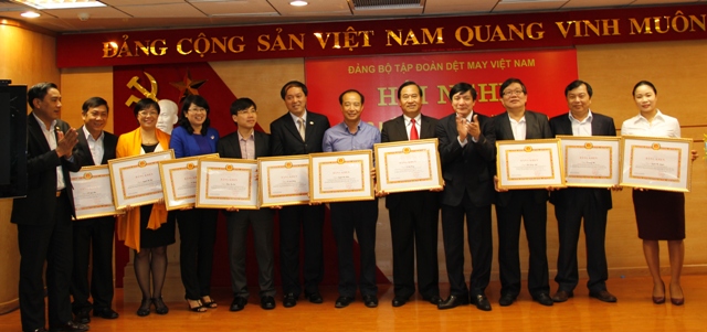 Đồng chí Bùi Văn Cường, Ủy viên dự khuyết Trung ương Đảng; đồng chí Hoàng Giang, Trưởng Ban Dân vận Đảng ủy Khối trao khen thưởng cho các tập thể, cá nhân của Đảng bộ Tập đoàn Dệt may Việt Nam.