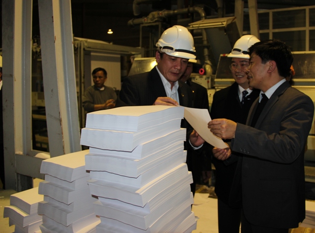 Lãnh đạo Nhà máy Giấy Bãi Bằng báo cáo với đồng chí Bí thư Đảng ủy Khối về quy trình sản xuất và sản phẩm của Nhà máy.