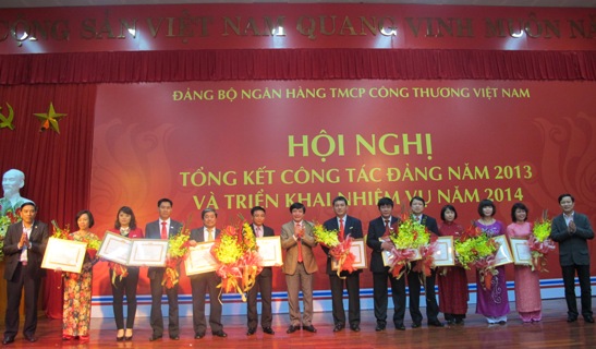 Đảng ủy Khối trao tặng Bằng khen cho đảng viên đủ tư cách hoàn thành xuất sắc nhiệm vụ cho các đảng viên