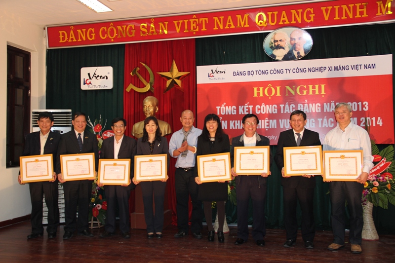 Đại diện các tập thể, cá nhân được Đảng ủy Vicem khen thưởng.