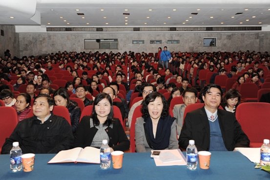 Cán bộ, đảng viên trong toàn Đảng bộ Vietcombank tham gia học Nghị quyết