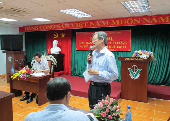 Đại diện Đảng ủy Tập đoàn Cao su VN báo cáo tình hình tư tưởng và dư luận xã hội của đơn vị trong Quý I