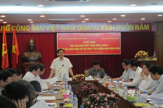 Đồng chí Vương Ðình Huệ - Trưởng ban Kinh tế Trung ương phát biểu kết luận Hội nghị