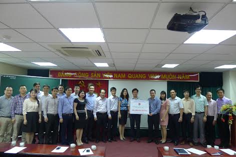 Đoàn Khối và các cơ sở Đoàn trao biển ủng hộ kinh phí xây dựng Nhà tưởng niệm đồng chí Lý Tự Trọng cho Thường trực Tỉnh Đoàn Hà Tĩnh