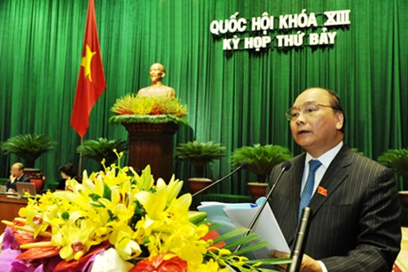 Phó Thủ tướng Nguyễn Xuân Phúc trình bày Báo cáo của Chính phủ về đánh giá bổ sung kết quả phát triển kinh tế-xã hội năm 2013, tình hình triển khai thực hiện kế hoạch những tháng đầu năm 2014, sáng 20/5.