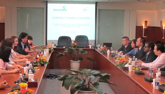 Đại diện Vietcombank và Công ty EY - Singapore tham dự lễ ký kết