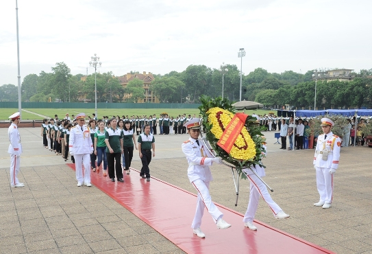 Đoàn đại biểu Đảng bộ Hội sở chính Vietcombank do đồng chí Nguyễn Danh Lương - Bí thư Đảng ủy dẫn đầu kính cẩn dâng hoa và vào Lăng viếng Chủ tịch Hồ Chí Minh
