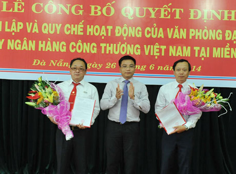 Bí thư Đảng ủy, Chủ tịch HĐQT VietinBank Nguyễn Văn Thắng trao quyết định cho đ/c Nguyễn Phú Lâm và đ/c Huỳnh Kim Sang