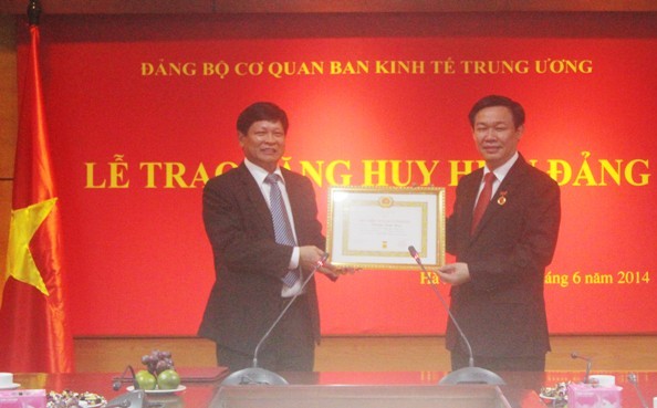 đồng chí Vương Đình Huệ - Ủy viên Trung ương Đảng, Trưởng Ban Kinh tế Trung ương