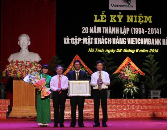 Đồng chí Võ Kim cự (thứ 2 từ trái sang), Phó Bí thư tỉnh ủy – Chủ tịch UBND tỉnh, thừa ủy quyền của Thủ tướng Chính phủ trao bằng khen của Thủ tướng Chính phủ cho Ban giám đốc Vietcombank Hà Tĩnh