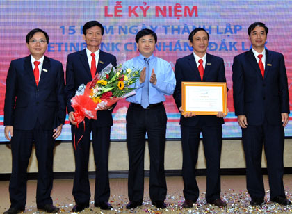 TS.Lê Đức Thọ tặng Bằng khen của HĐQT VietinBank cho tập thể CN Đắk Lắk