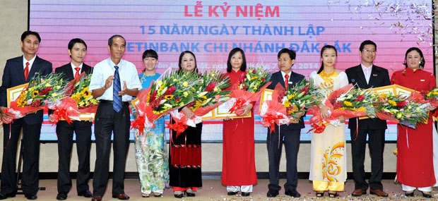 Ông Y Dhăm Ê Nuôl tặng Bằng khen của tỉnh cho tập thể, cá nhân VietinBank Đắk Lắk