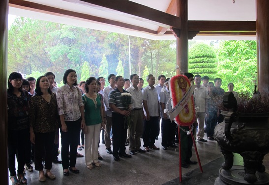 Đoàn dâng hương tại Khu di tích Ngã ba Đồng Lộc - Hà Tĩnh