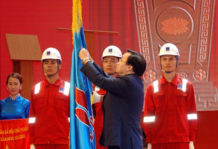 Phó Thủ tướng Hoàng Trung Hải trao danh hiệu Anh hùng Lao động cho Tổng Công ty Thăm dò Khai thác Dầu khí.  Ảnh: VGP/Nhật Bắc