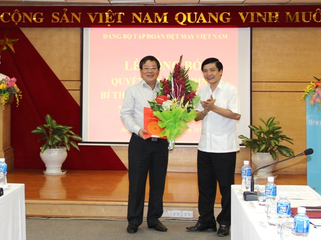 Đồng chí Bùi Văn Cường, Ủy viên dự khuyết Trung ương Đảng, Bí thư Đảng ủy Khối  trao Quyết định chỉ định Bí thư Đảng ủy Tập đoàn Dệt May Việt Nam cho đồng chí Trần Quang Nghị, Chủ tịch Hội đồng thành viên Vinatex.