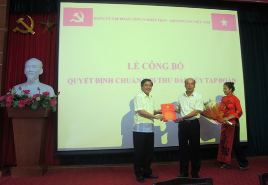 Đồng chí Bùi Văn Cường – Bí thư Đảng ủy Khối doanh nghiệp Trung ương trao Quyết định chuẩn y Bí thư Đảng ủy Tập đoàn Than – Khoáng sản Việt Nam cho đồng chí Lê Minh Chuẩn