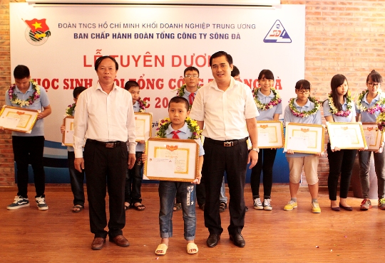Đồng chí Vũ Đức Tú - UV UBKT Trung ương Đoàn, Phó Bí thư Đoàn Khối DNTW và đồng chí Phạm Công Bổng - Phó Bí thư Đảng ủy, Thành viên HĐTV Tổng công ty Sông Đà trao giấy khen của Chủ tịch Hội đồng thành viên cho 15 em học sinh có thành tích xuất sắc đạt giải Quốc gia và Tỉnh, Thành phố năm 2013 - 2014.