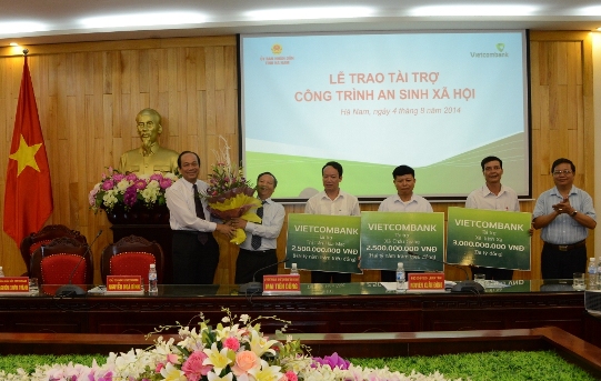 đã trao số tiền tài trợ xây trường học cho các địa phương của tỉnh Hà Nam