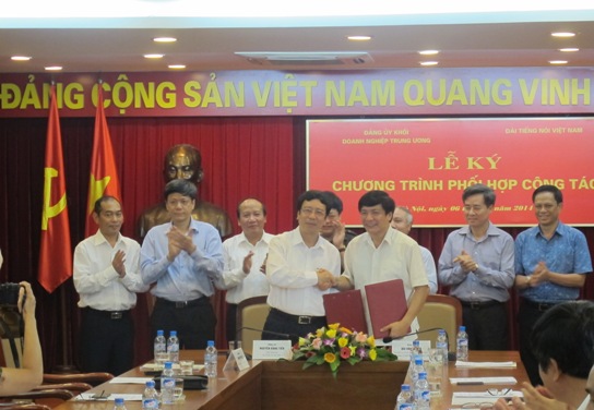 Bí thư Đảng ủy Khối Doanh nghiệp Trung ương Bùi Văn Cường và Tổng giám đốc Đài Tiếng nói Việt Nam Nguyễn Đăng Tiến ký Quy chế phối hợp công tác 