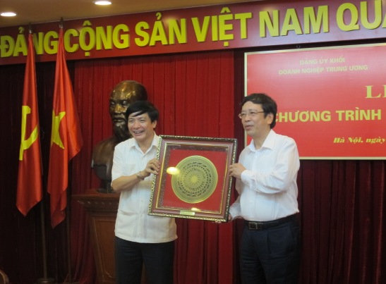 Bí thư Đảng ủy Khối Doanh nghiệp Trung ương Bùi Văn Cường và Tổng giám đốc Đài Tiếng nói Việt Nam Nguyễn Đăng Tiến 