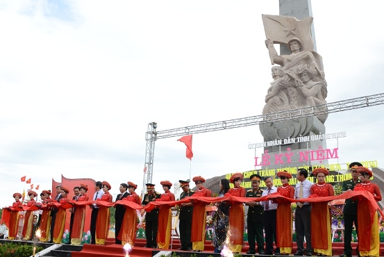 Cắt băng khánh thành tượng đài chiến thắng Thượng Đức