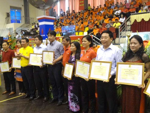 Trao bằng khen cho cá nhân, tập thể đạt giải cuộc thi tìm hiểu 85 năm Công đoàn Việt Nam