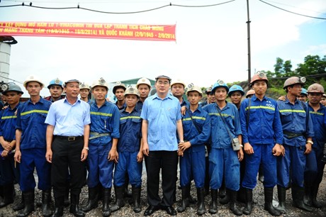 Chủ tịch Ủy ban Trung ương MTTQ Việt Nam Nguyễn Thiện Nhân chụp ảnh lưu niệm với cán bộ, công nhân ngành than