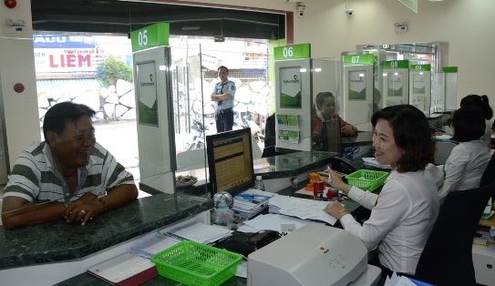 Tư vấn cho khách hàng làm thủ tục vay vốn tại Vietcombank