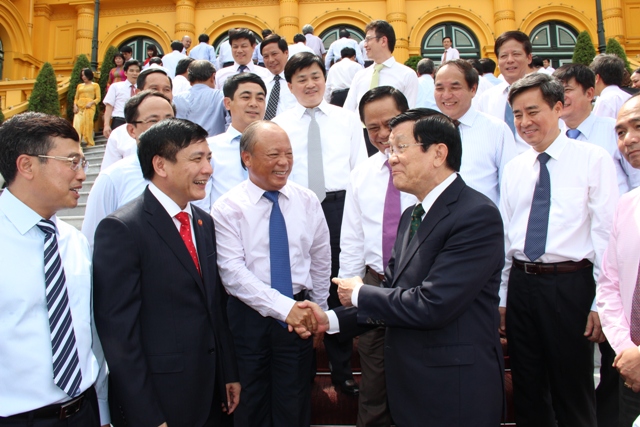 Chủ tịch nước nói chuyện thân mật với các đại biểu.