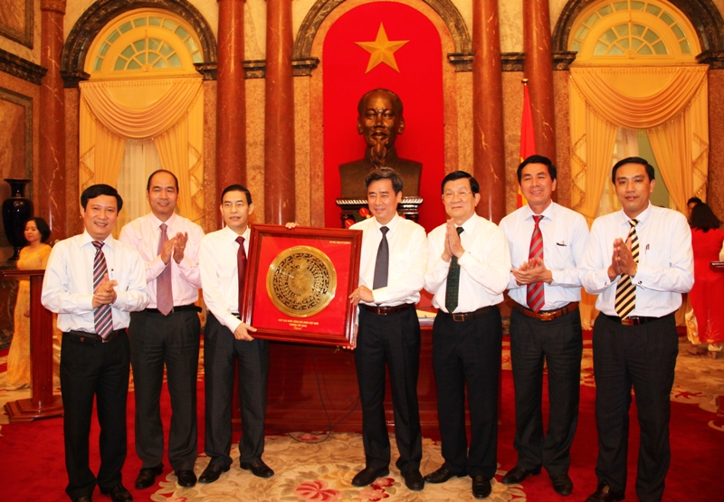 Chủ tịch nước tặng quà lưu niệm Cơ quan Đảng ủy Khối.