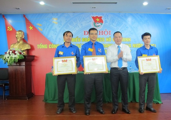 Trao Bằng khen của Trung ương đoàn cho tập thể và cá nhân có thành tích xuất sắc