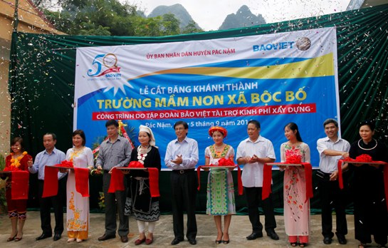 Lãnh đạo Tập đoàn Bảo Việt cùng các quan khách cắt băng khánh thành Trường Mầm non xã Bộc Bố, Pác Nặm