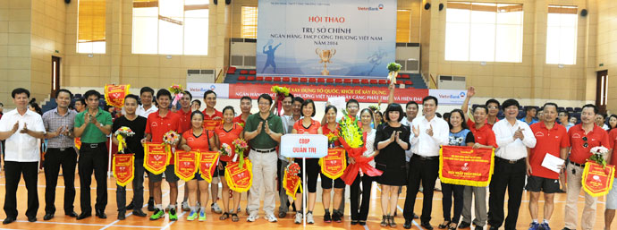 Trao giải Nhất toàn đoàn cho Công đoàn bộ phận Quản trị