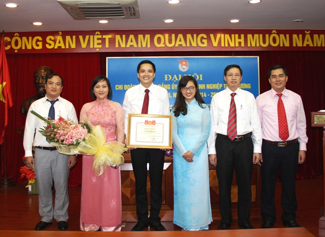 Chi đoàn Cơ quan nhận Bằng khen của Đoàn Khối DNTW.