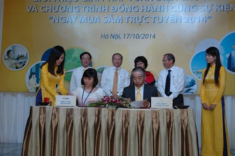 Đại diện VNPost ký kết với một số doanh nghiệp trong hợp tác cung cấp dịch vụ thương mại điện tử