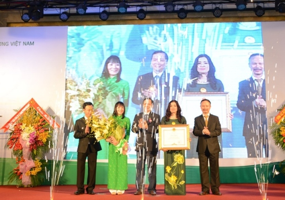 Thừa ủy quyền của Thủ tướng Chính phủ nước CH XHCN Việt Nam, ông Đào Minh Tú - Phó Thống đốc NHNN Việt Nam (đứng giữa) trao Bằng khen của Thủ tướng Chính phủ cho Chi nhánh Vietcombank Vinh