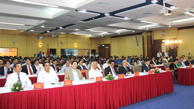 Các đại biểu dự buổi lễ.