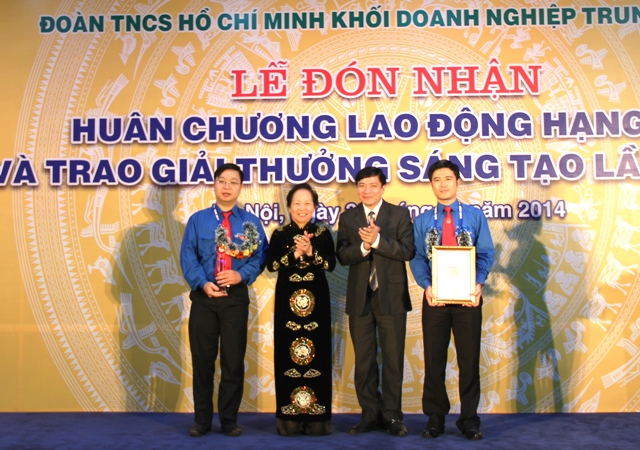 Phó Chủ tịch nước Nguyễn Thị Doan và đồng chí Bí thư Đảng ủy Khối Bùi Văn Cường trao Giải nhất  Sáng tạo trẻ cho nhóm tác giả Đoàn Tổng Công ty Thép Việt Nam - CTCP.