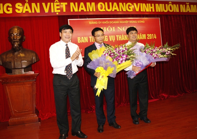 Đồng chí Bùi Văn Cường, Ủy viên dự khuyết Trung ương Đảng, Bí thư Đảng ủy Khối DNTW trao Quyết định và chúc mừng các đồng chí tham gia Ban Thường vụ Đảng ủy Khối.